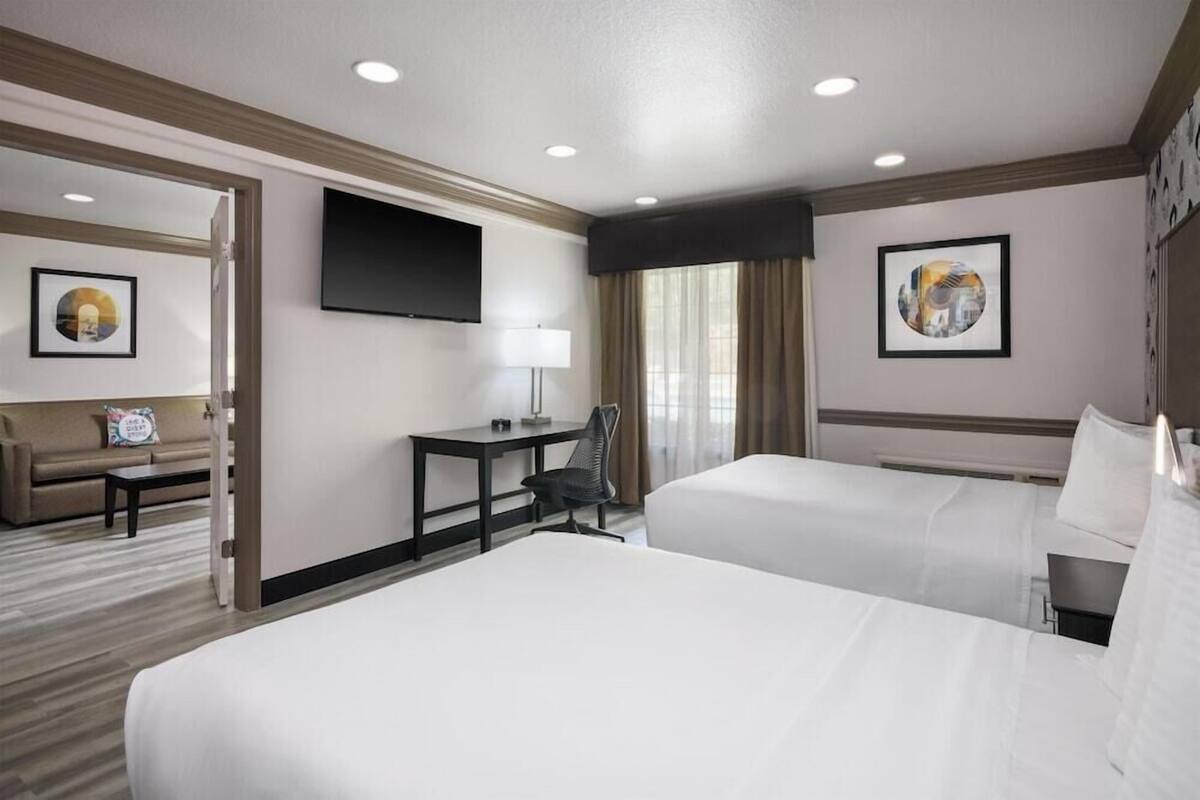 Premium bedding, in-room safe, desk, laptop workspace