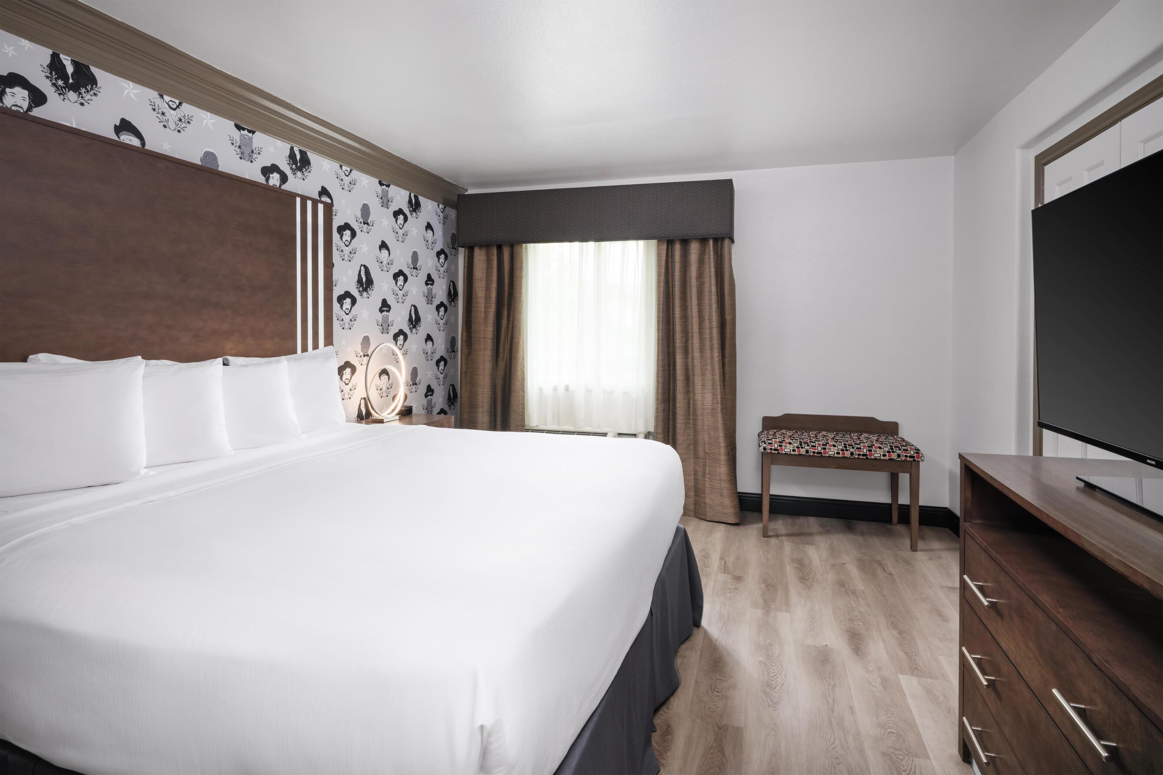 Suite, 1 King Bed, Non Smoking, Refrigerator & Microwave | Premium bedding, in-room safe, desk, laptop workspace