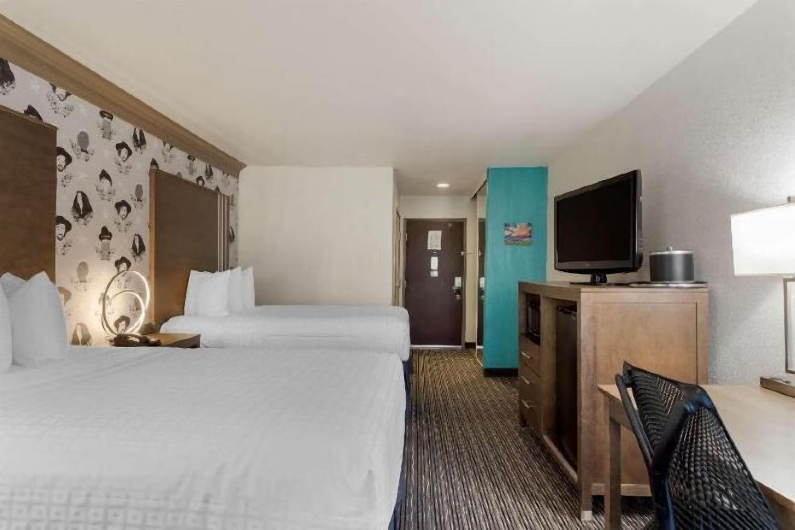 Premium bedding, in-room safe, desk, laptop workspace