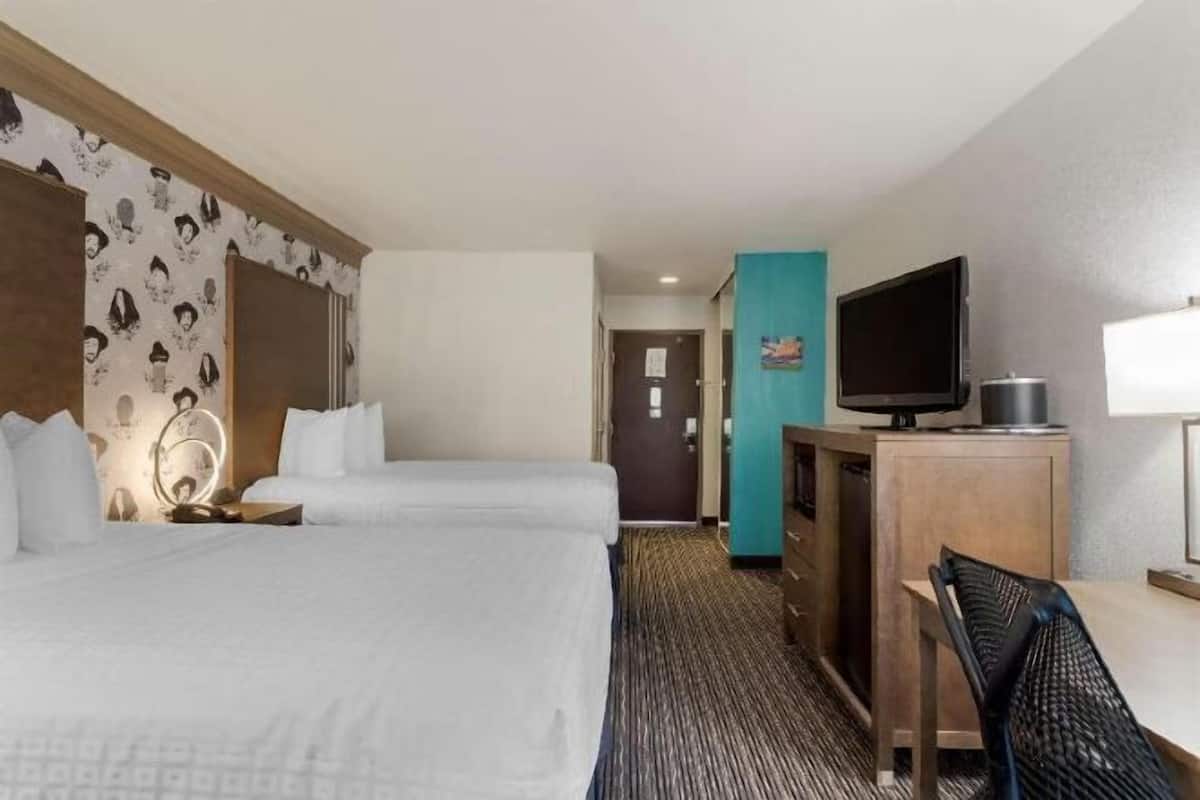 Premium bedding, in-room safe, desk, laptop workspace