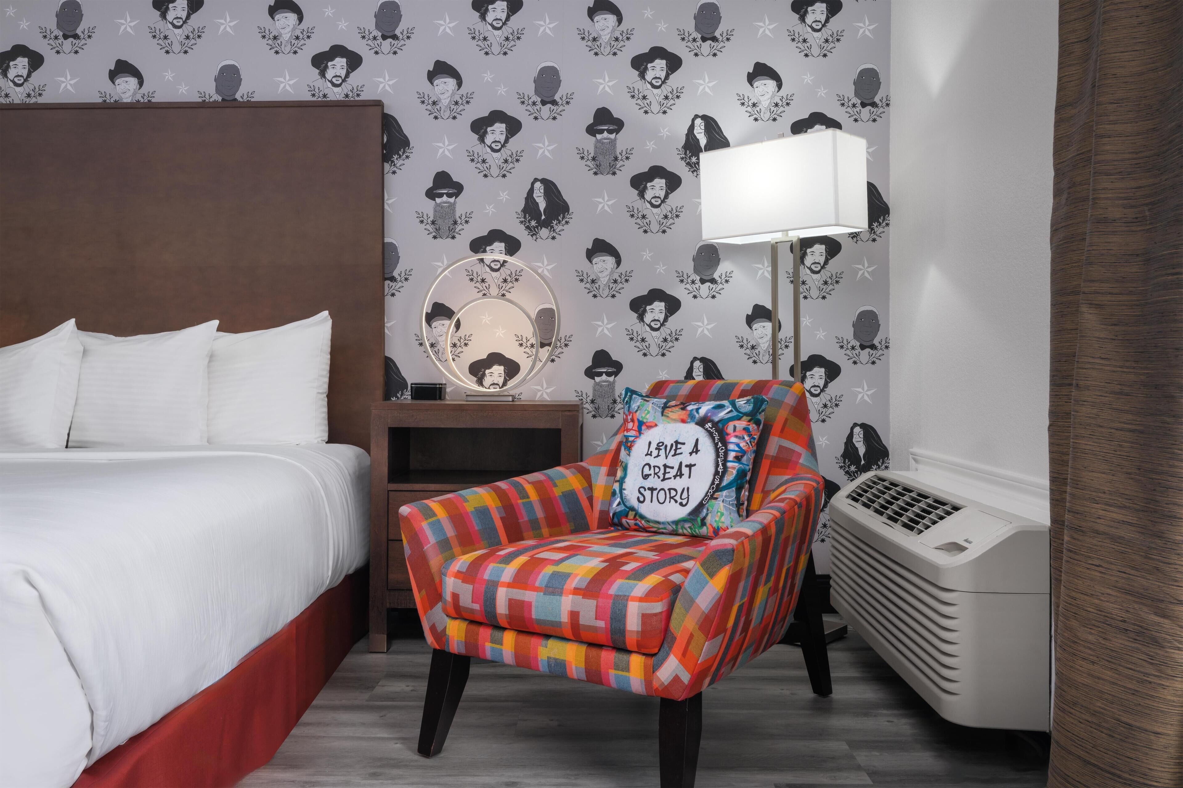 Standard-huone, 1 suuri parisänky, esteetön, jääkaappi ja mikroaaltouuni | Ylelliset vuodevaatteet, tallelokero huoneessa, työpöytä