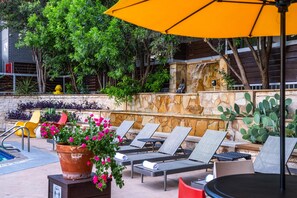 Outdoor pool - Aiden Austin City Hotel (Austin)