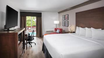 Standardzimmer, 1 King-Bett, Kühlschrank und Mikrowelle, Blick auf den Innenhof | Hochwertige Bettwaren, Zimmersafe, Schreibtisch