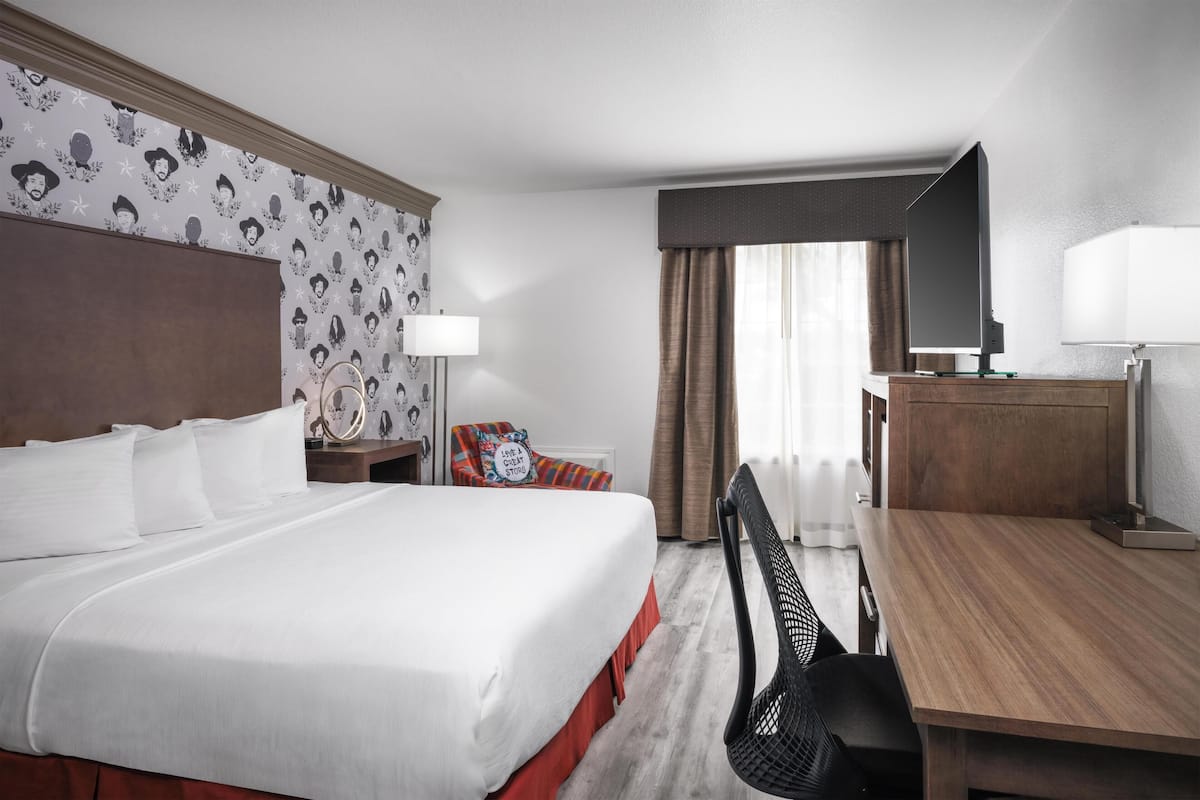 Standard Room, 1 King Bed, Accessible, Refrigerator & Microwave | Premium bedding, in-room safe, desk, laptop workspace