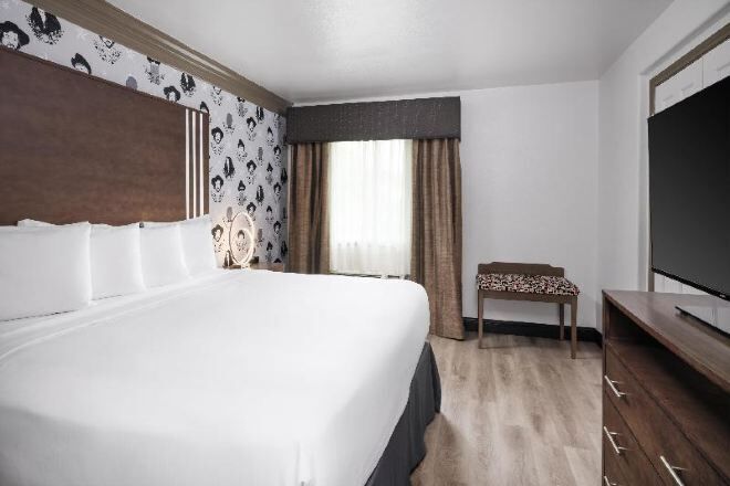 Premium bedding, in-room safe, desk, laptop workspace