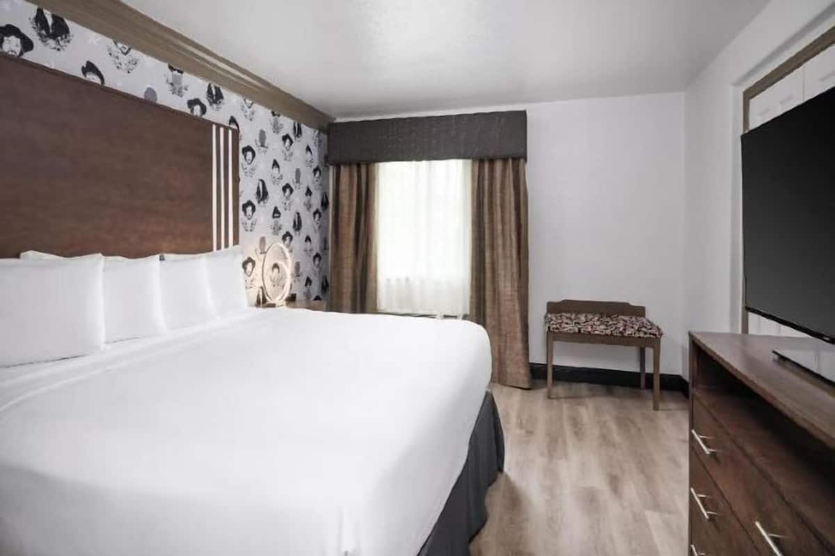 Premium bedding, in-room safe, desk, laptop workspace