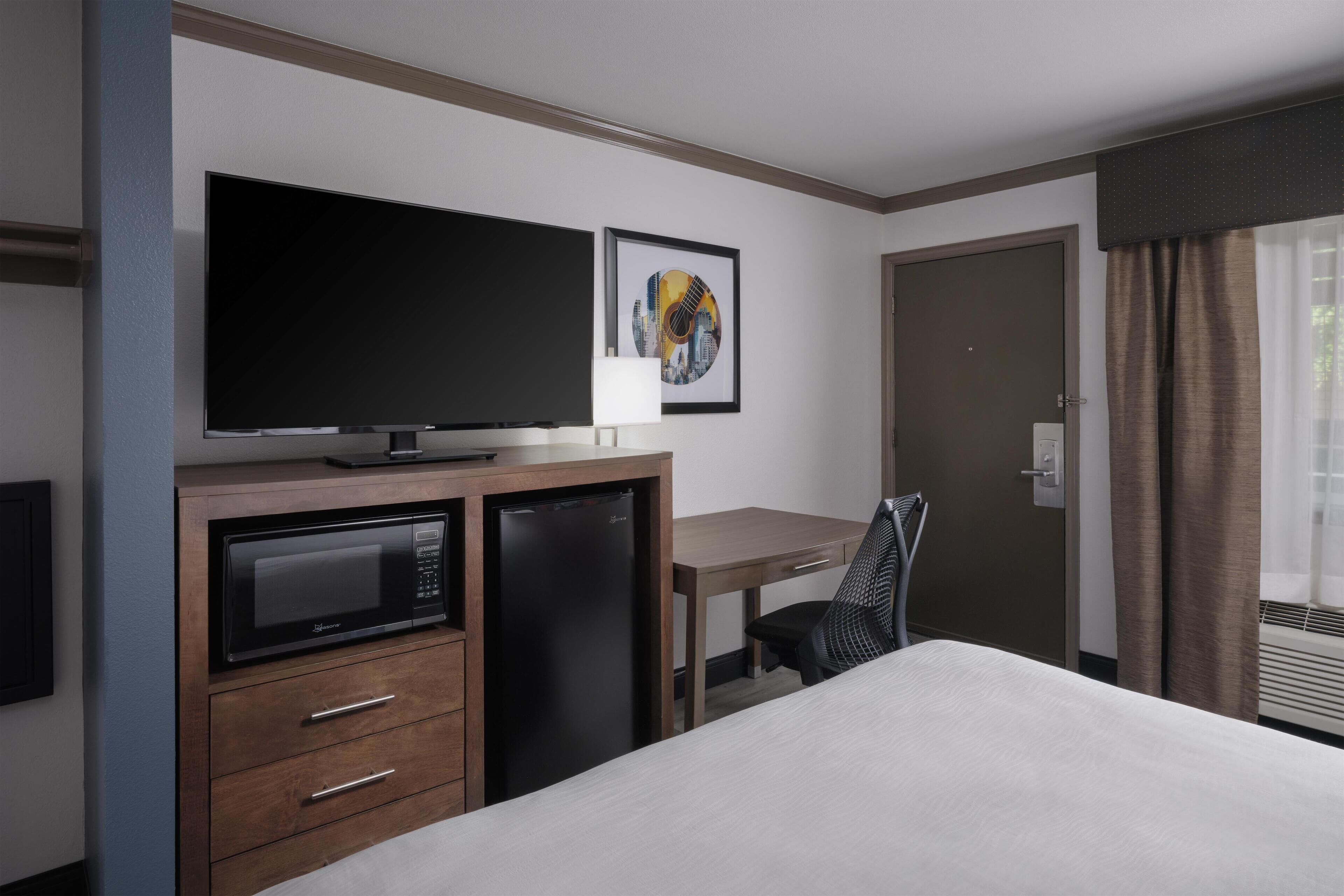 Standard Room, 1 Queen Bed, Non Smoking, Refrigerator & Microwave | Premium bedding, in-room safe, desk, laptop workspace