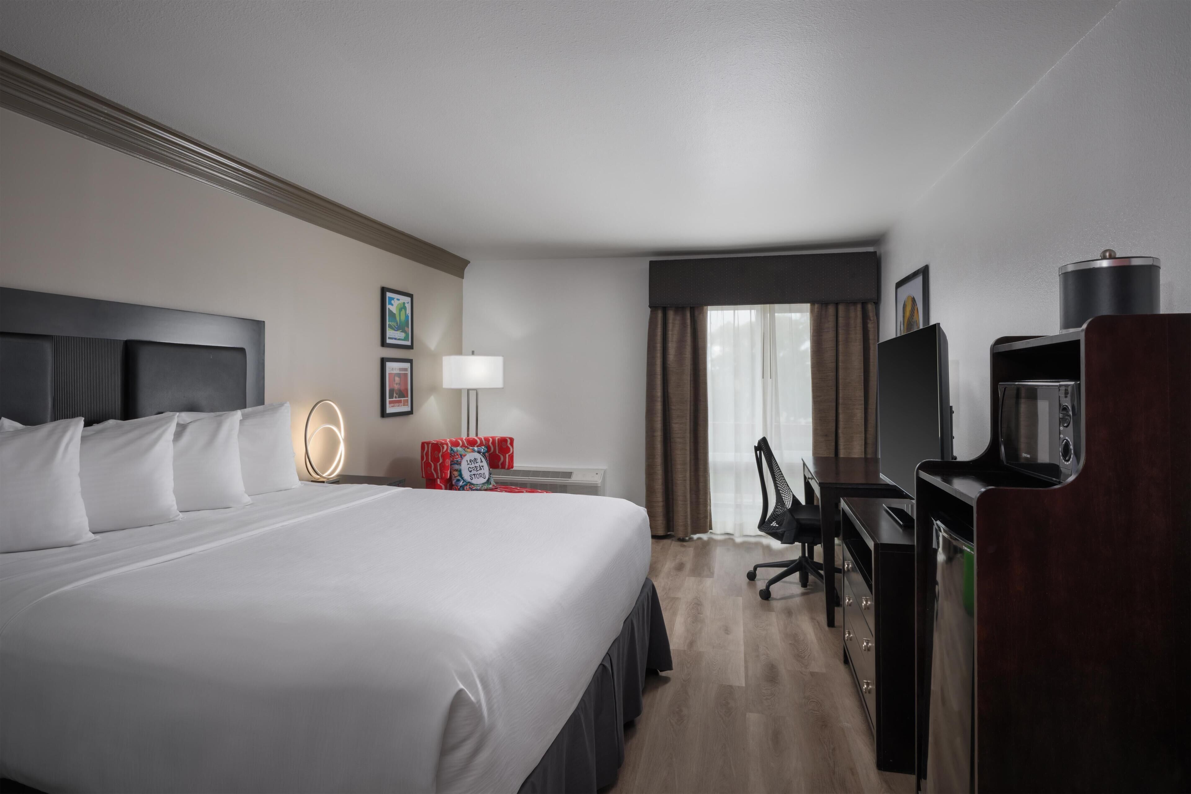 Standard Room, 1 King Bed, Non Smoking, Refrigerator & Microwave | Premium bedding, in-room safe, desk, laptop workspace