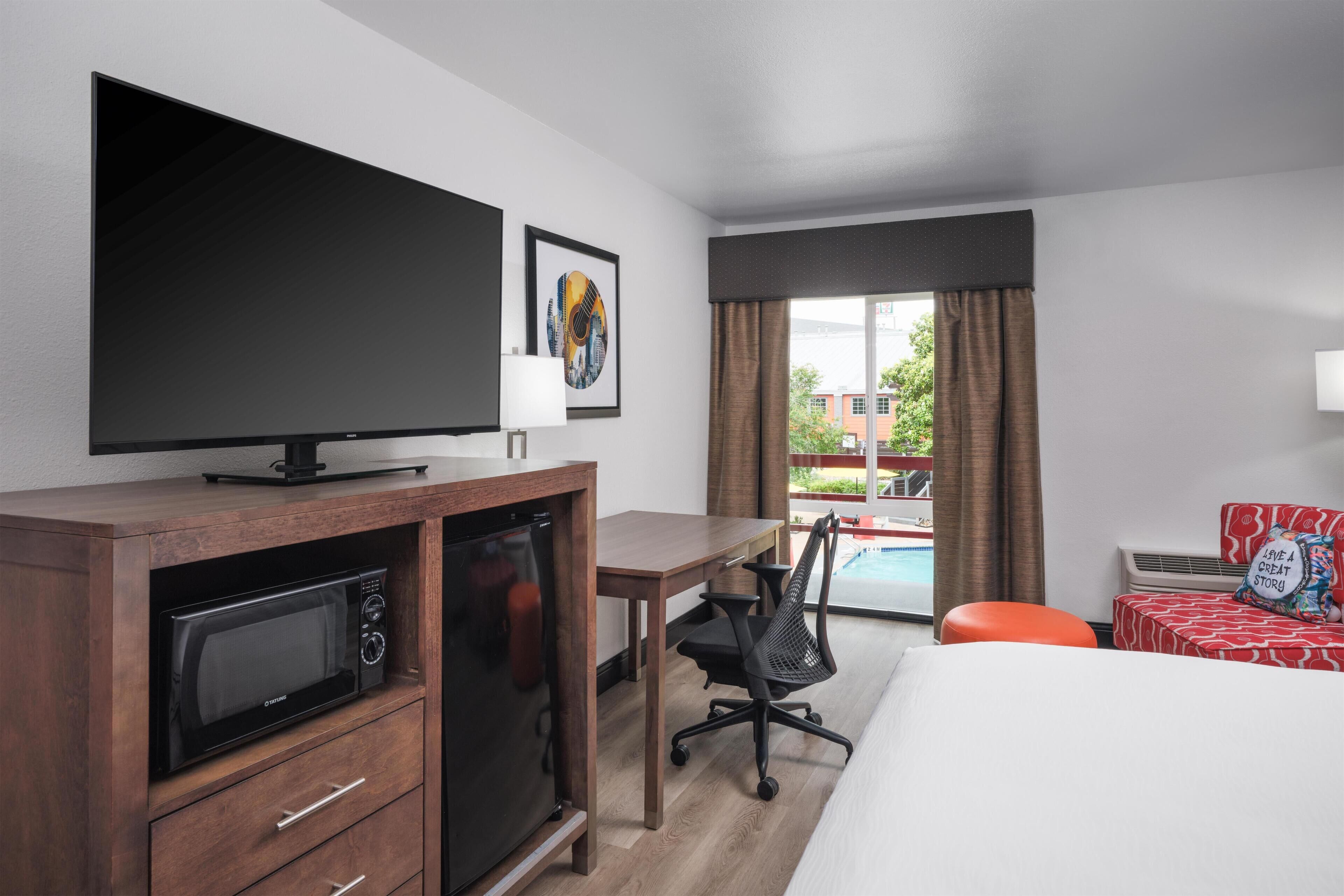 Standard Room, 1 King Bed, Refrigerator &amp; Microwave, Courtyard View | Premium bedding, in-room safe, desk, laptop workspace