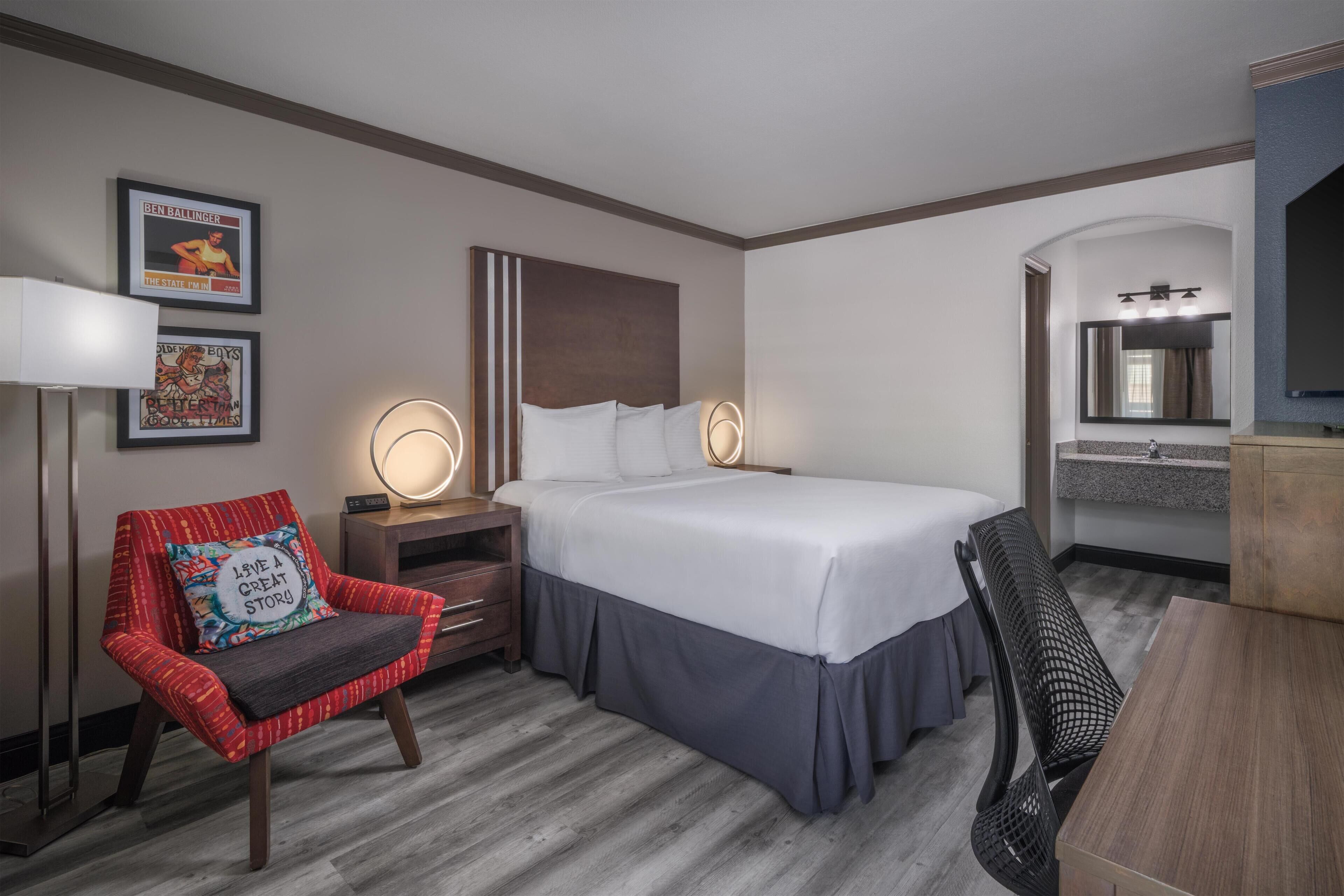 Standard Room, 1 Queen Bed, Non Smoking, Refrigerator & Microwave | Premium bedding, in-room safe, desk, laptop workspace