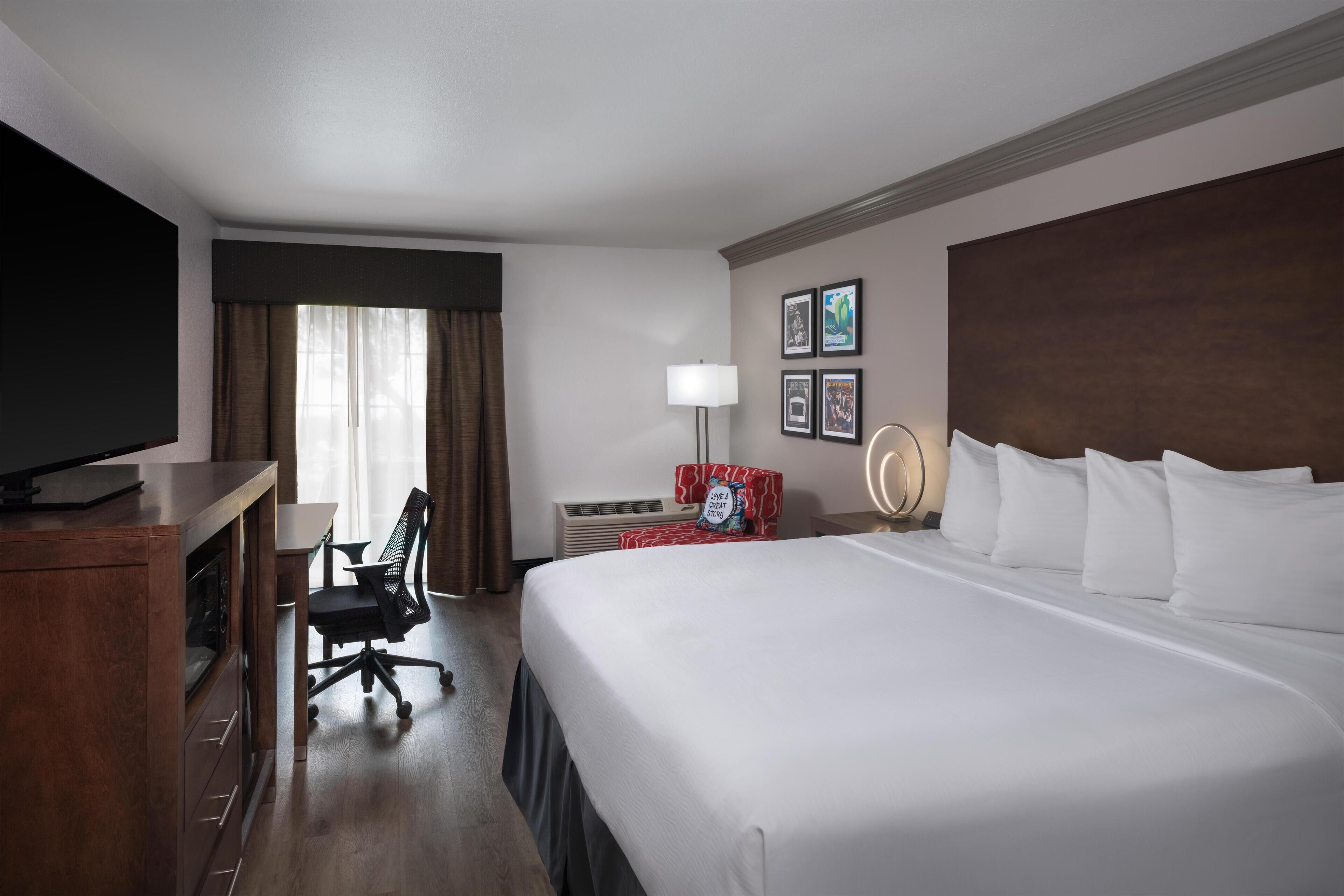 Standard Room, 1 King Bed, Accessible, Refrigerator & Microwave | Premium bedding, in-room safe, desk, laptop workspace