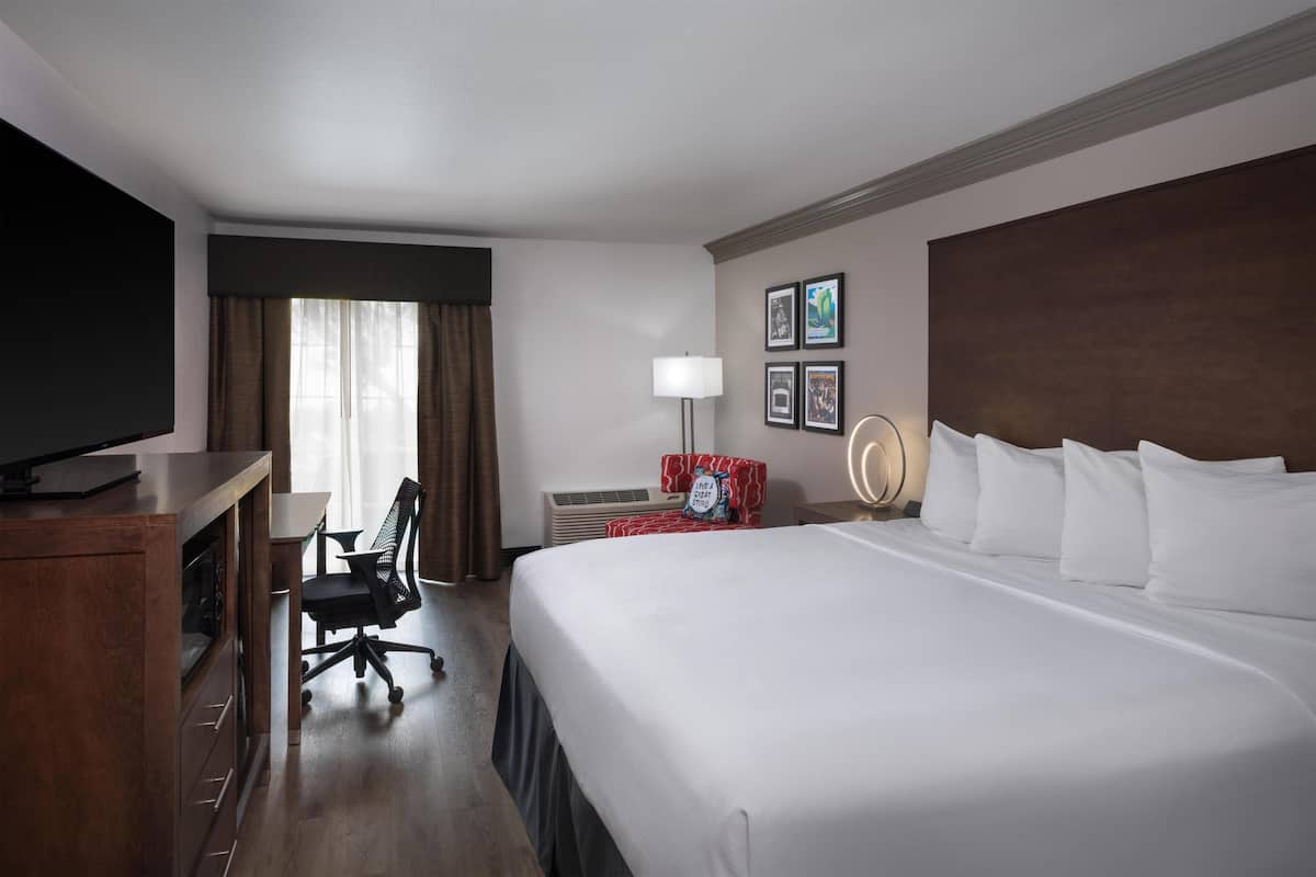 Standard Room, 1 King Bed, Accessible, Refrigerator & Microwave | Premium bedding, in-room safe, desk, laptop workspace