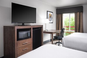 Standardzimmer, 2 Doppelbetten, Kühlschrank und Mikrowelle, Blick auf den Innenhof | Hochwertige Bettwaren, Zimmersafe, Schreibtisch