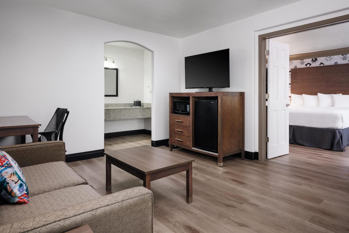 suite, 1 king bed, non smoking, refrigerator & microwave (with sofabed) | 1 bedroom, premium bedding, in-room safe, desk