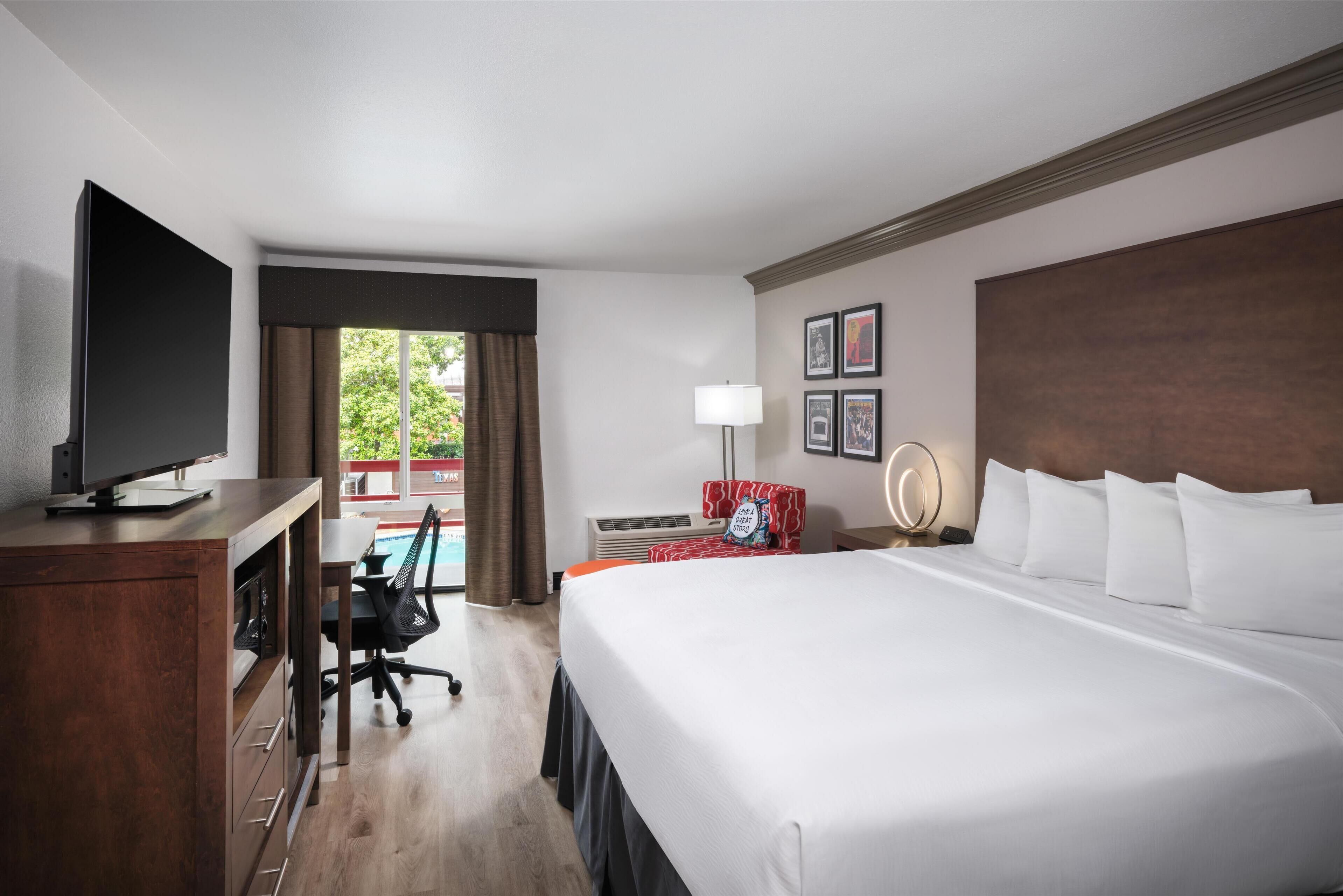 standard room, 1 king bed, refrigerator & microwave, courtyard view | 1 bedroom, premium bedding, in-room safe, desk