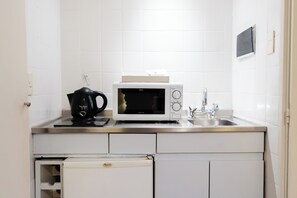 Cafetera y tetera, tetera eléctrica y artículos de limpieza 