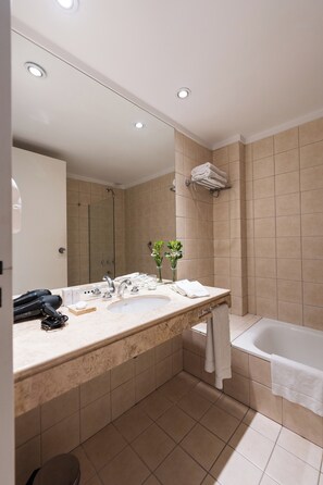 Combined shower/bathtub, deep-soaking bathtub, rainfall showerhead - Loi Flats Buenos Aires (Buenos Aires)
