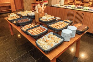 包含每日自助早餐