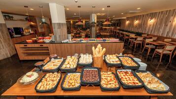 ๋งค์ผ ๋ทํ ๋ฌด๋ฃ ์์นจ ์์ฌ ํฌํจ