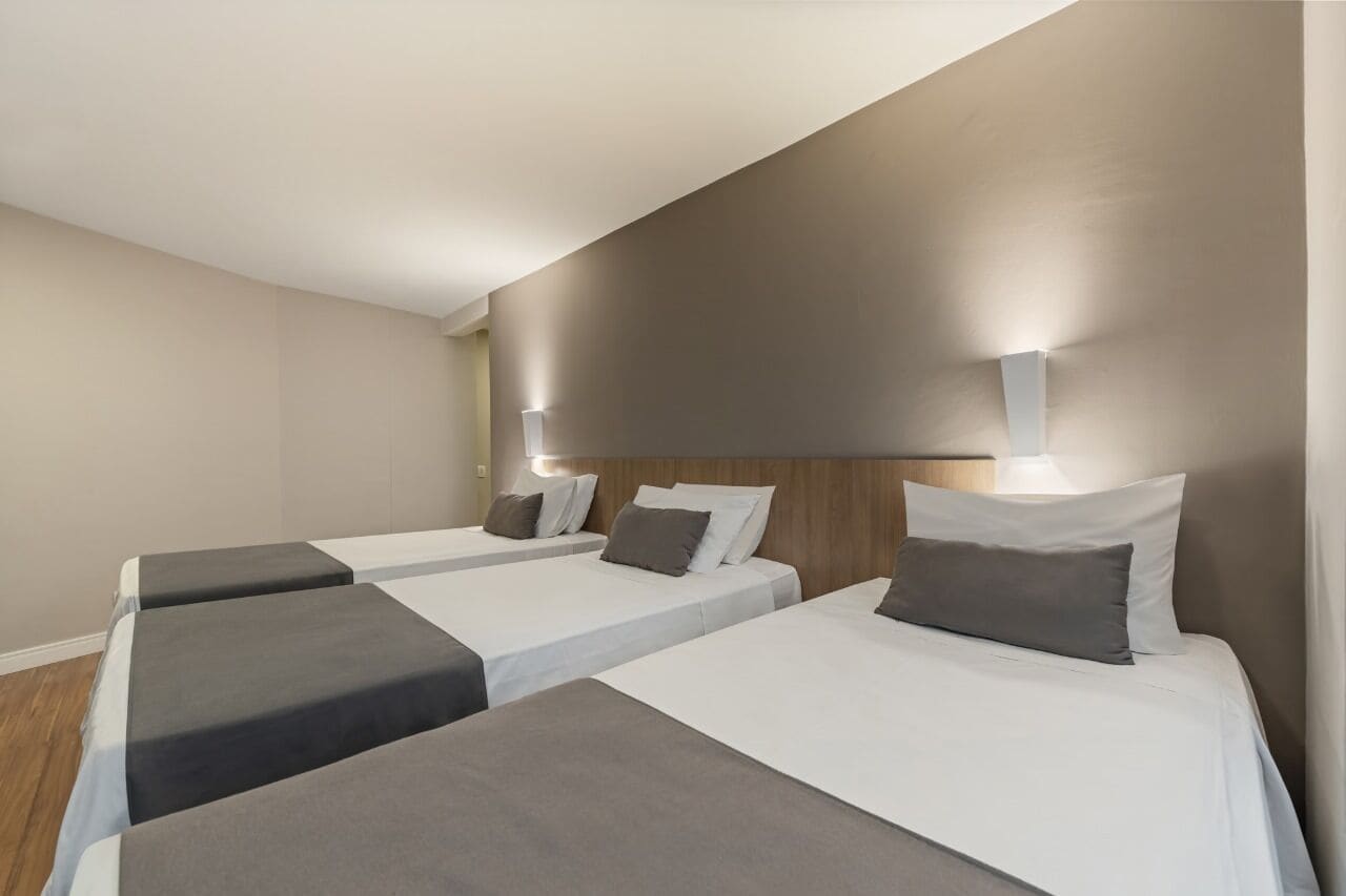 executive triple room, 3 single beds (clean  /  triple) | 1 bedroom, minibar, in-room safe, desk