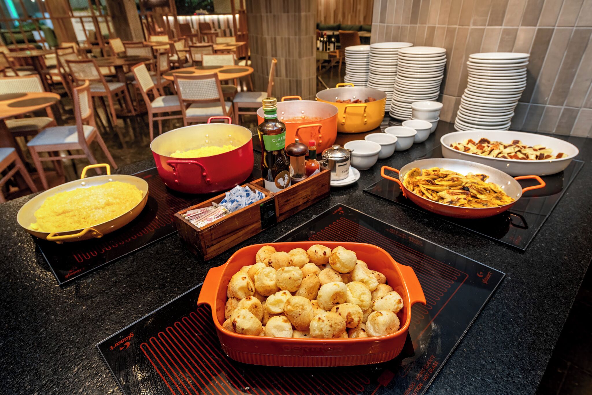Un tavolo con buffet assortito di piatti e condimenti.