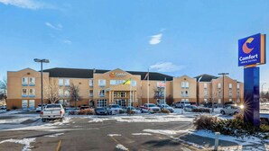 A Comfort Inn & Suites hotel with a parking lot and several vehicles. - Comfort Inn & Suites (Moose Jaw)
