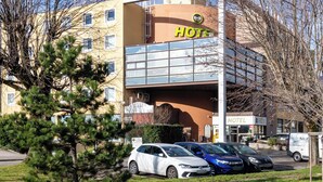 A hotel with a modern design, featuring a large glass facade and a prominent 'HOTEL' sign. - B&B HOTEL Grenoble Centre Verlaine (Grenoble)