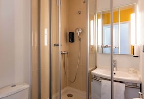 Habitación doble, para no fumadores | Baño | Regadera y toallas