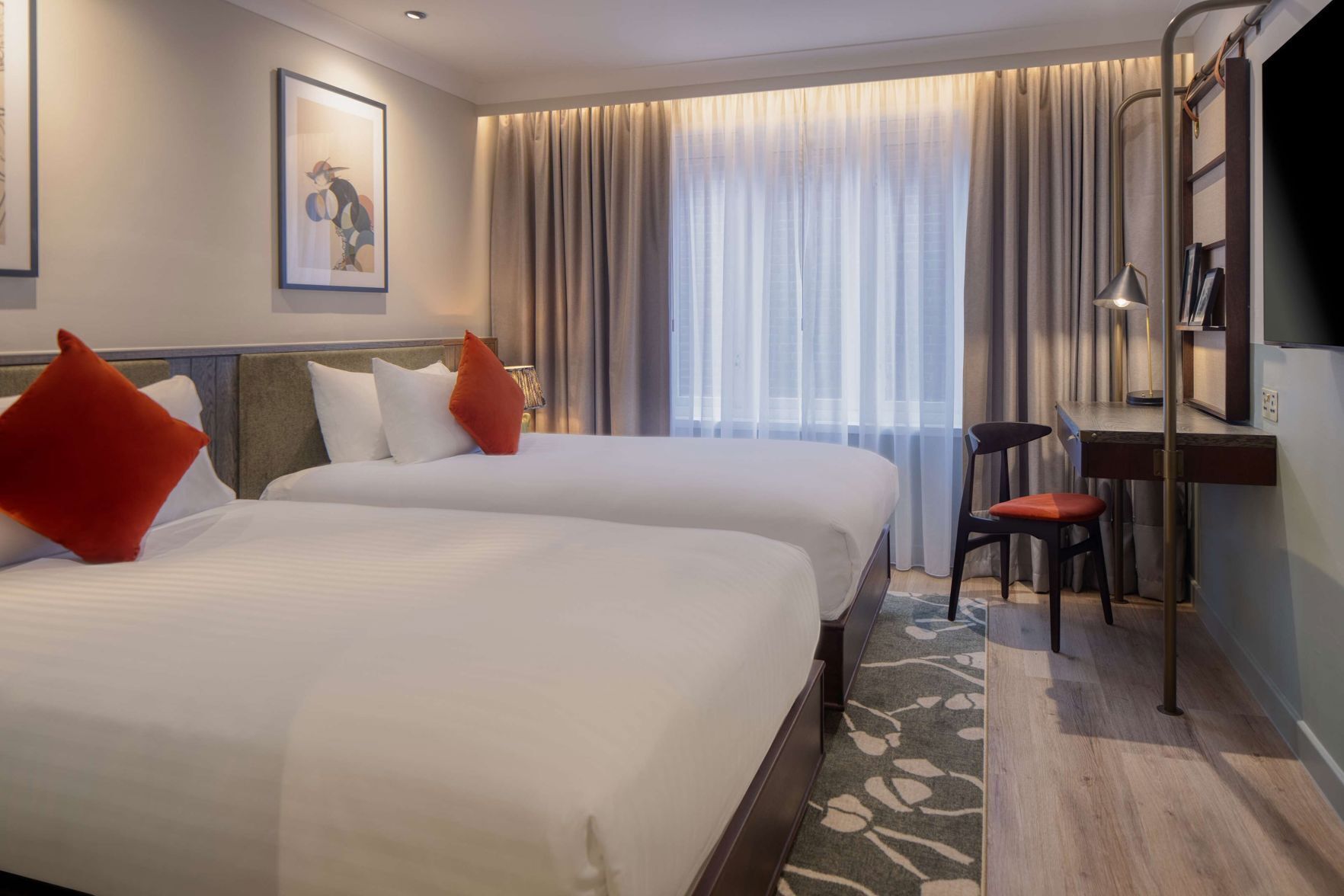 Safe på rommet, skrivebord, lydisolert og strykejern/-brett