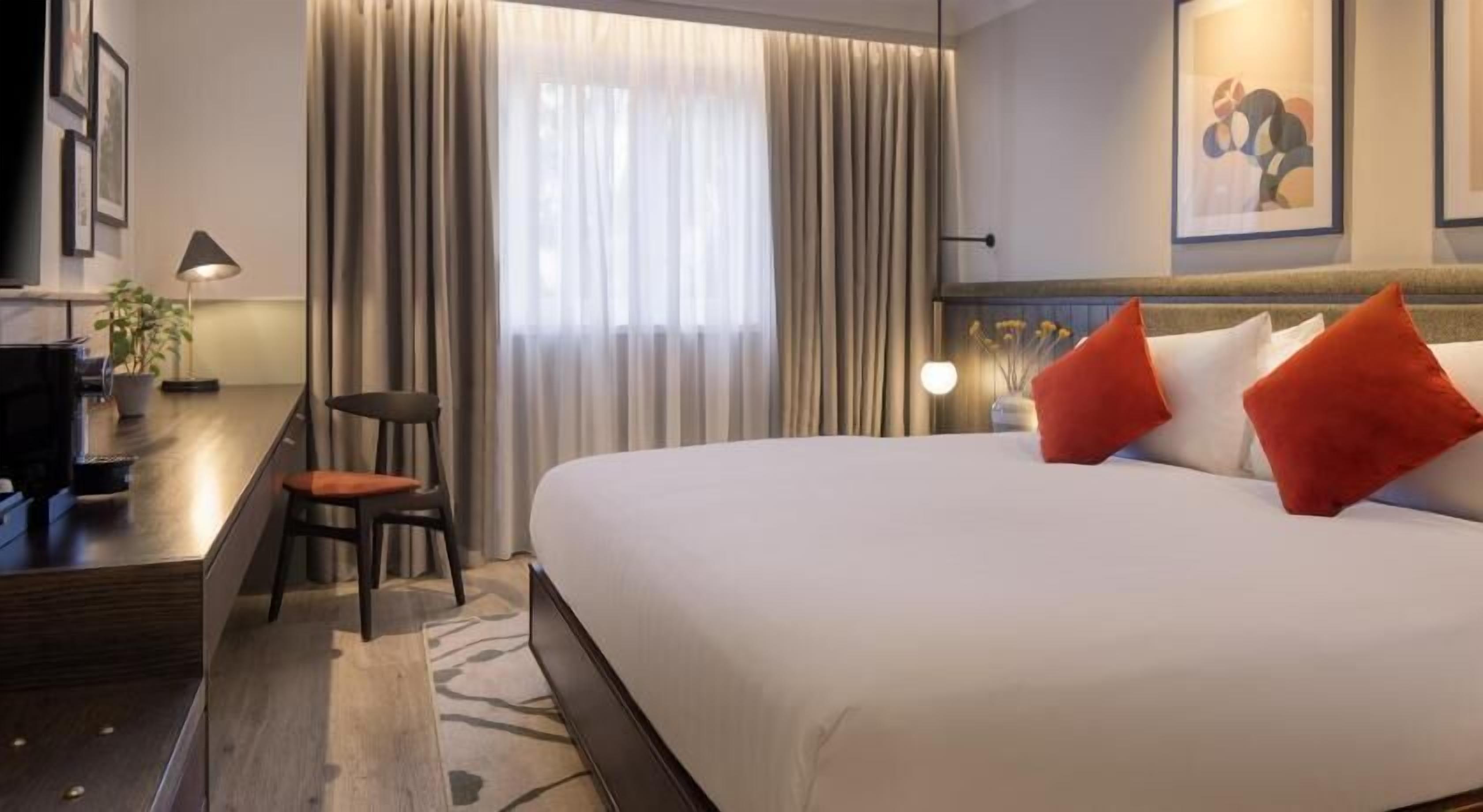 Safe på rommet, skrivebord, lydisolert og strykejern/-brett