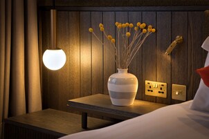 Deluxe Room, 1 King Bed | In-room safe, desk, soundproofing, iron/ironing board