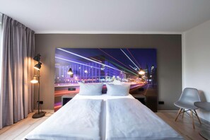 Hypo-allergenic bedding, in-room safe, desk, blackout drapes
