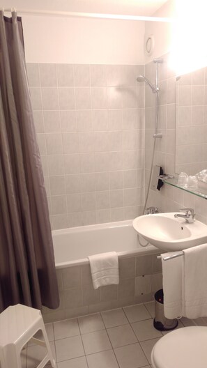 Bañera con ducha, artículos de tocador ecológicos, secador de pelo