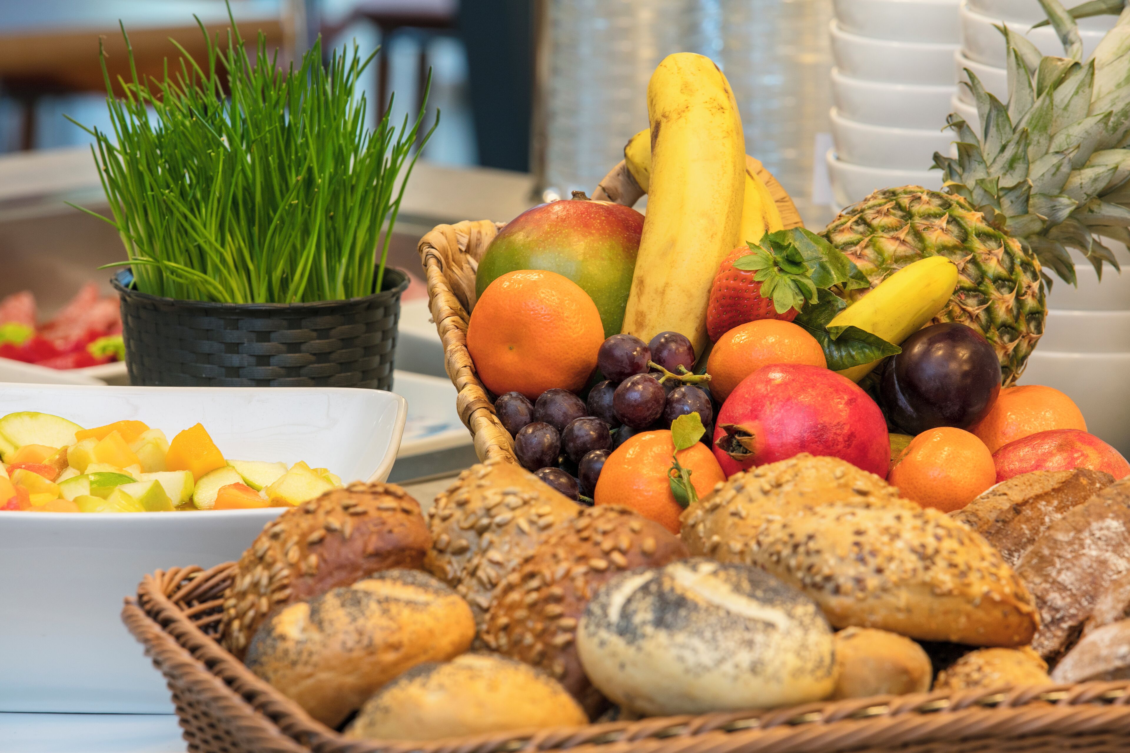 Une variété de fruits et de pains disposés sur une table.