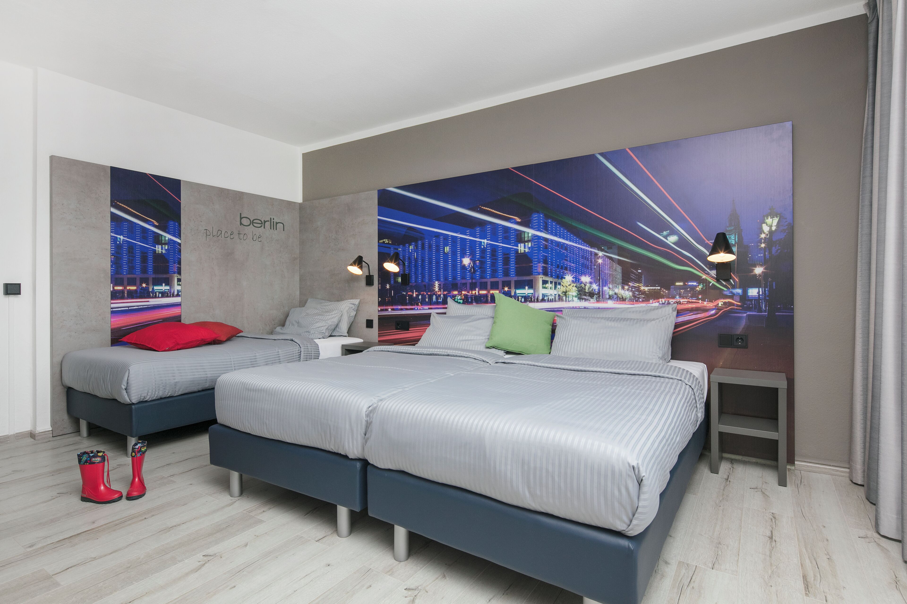 Habitación triple | Ropa de cama hipoalergénica, caja fuerte, escritorio y cortinas opacas