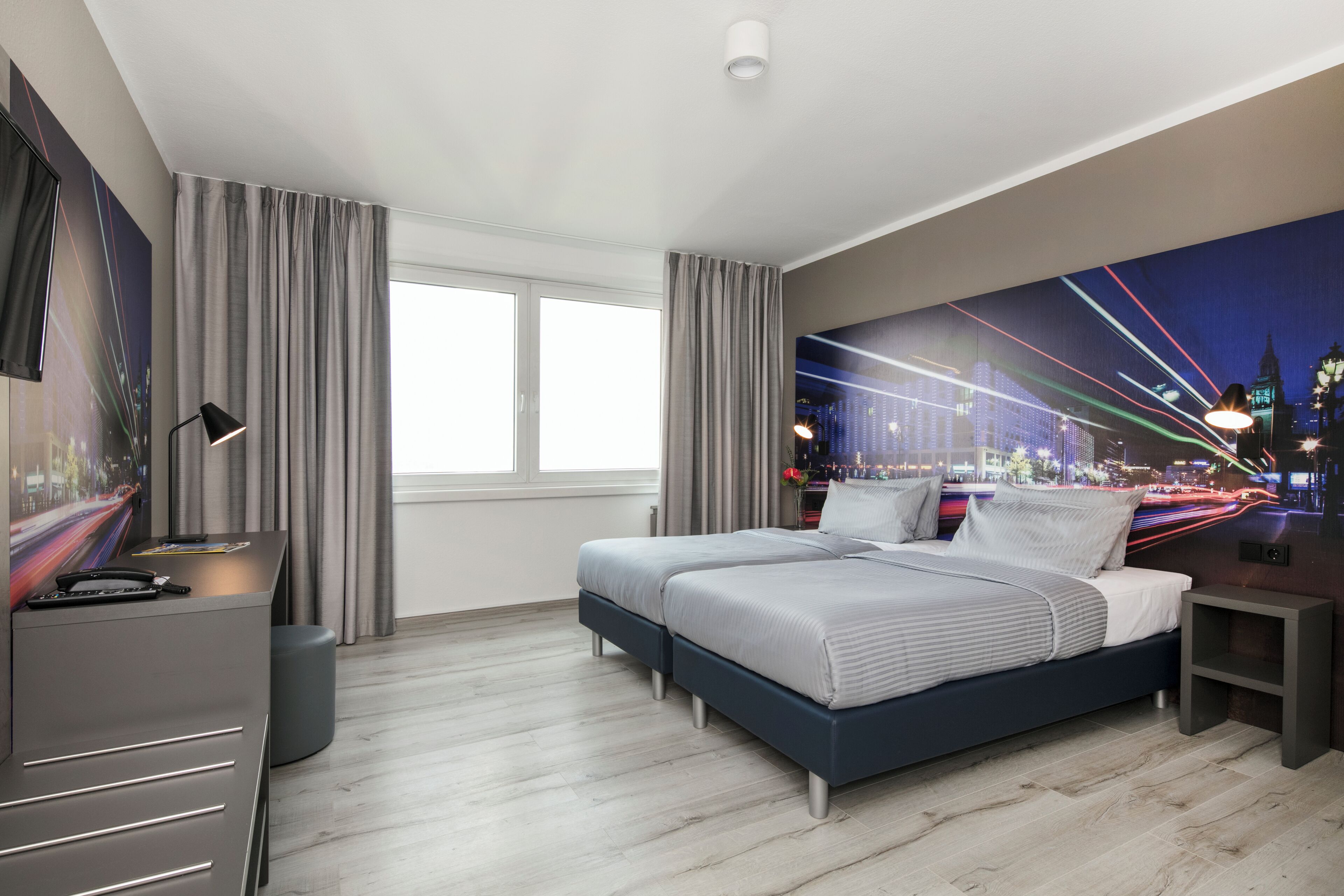 ห้องสแตนดาร์ดดับเบิลหรือทวิน | เครื่องนอนป้องกันสารก่อภูมิแพ้, ตู้นิรภัยในห้องพัก, โต๊ะทำงาน