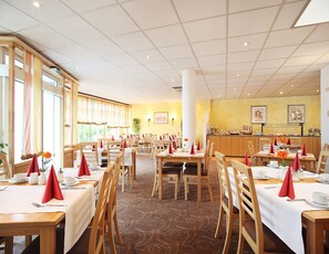 Desayuno (EUR 11 por persona)