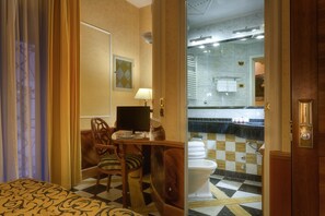 Douche, articles de toilette gratuits, sèche-cheveux, chaussons