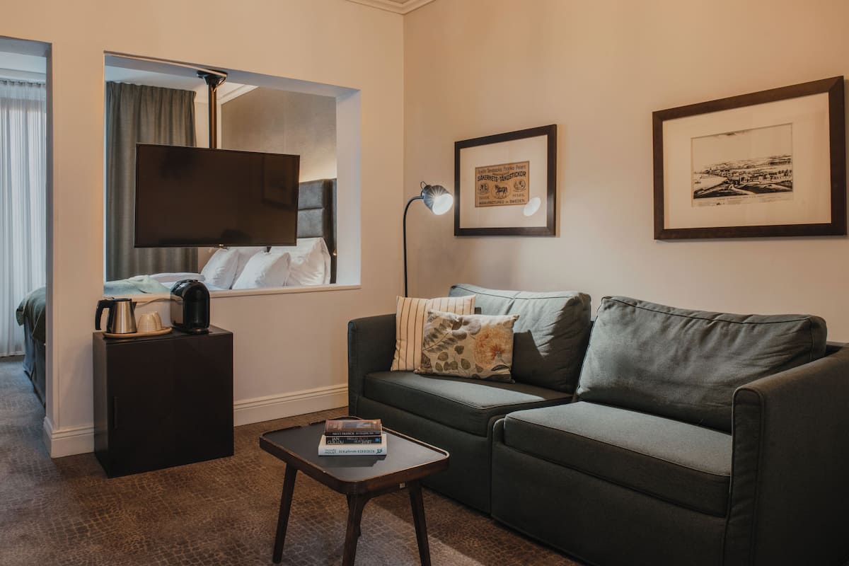 Family Room, Non Smoking | Desk, blackout drapes, iron/ironing board, cribs/infant beds