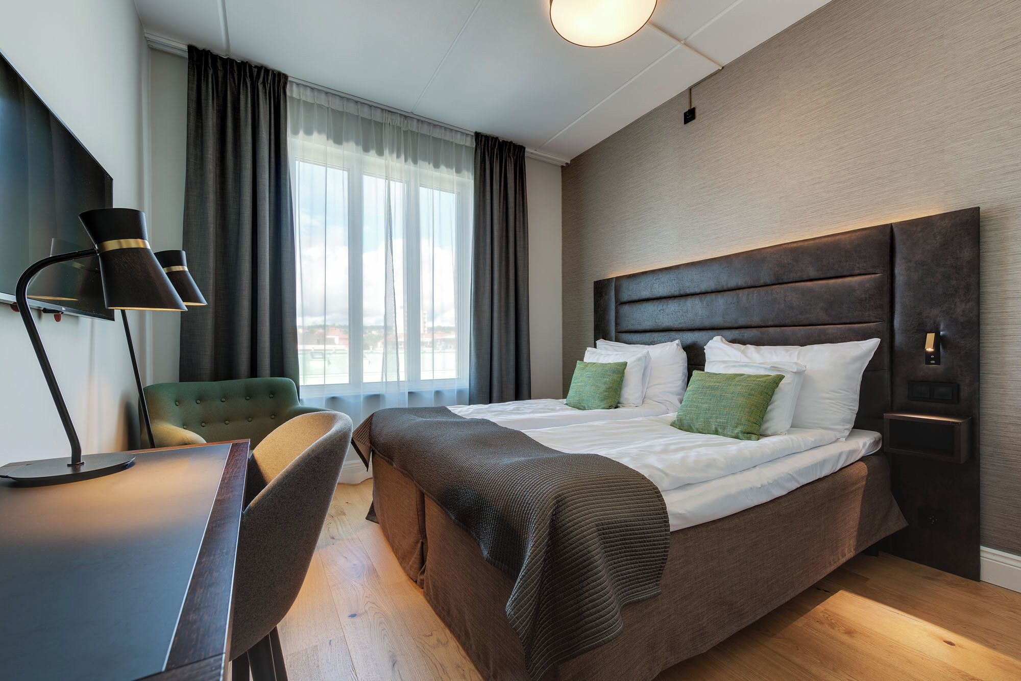 Escrivaninha, cortinas blackout, ferros/tábuas de passar roupa