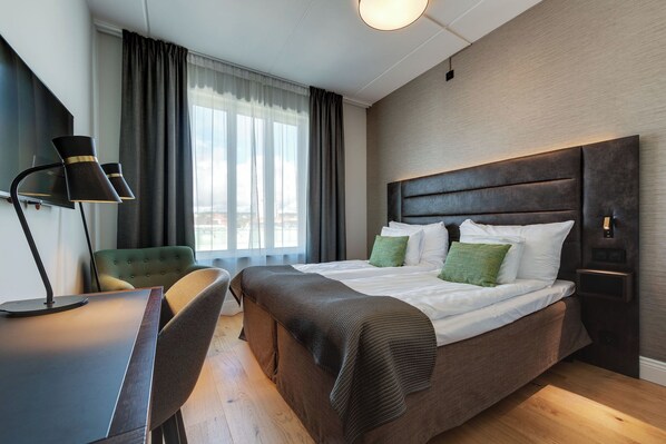 Een bureau, een strijkplank/strijkijzer, babybedden (toeslag)