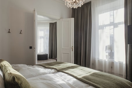 Escritorio, cortinas blackout, tabla de planchar con plancha y cunas . Home Hotel Victoria