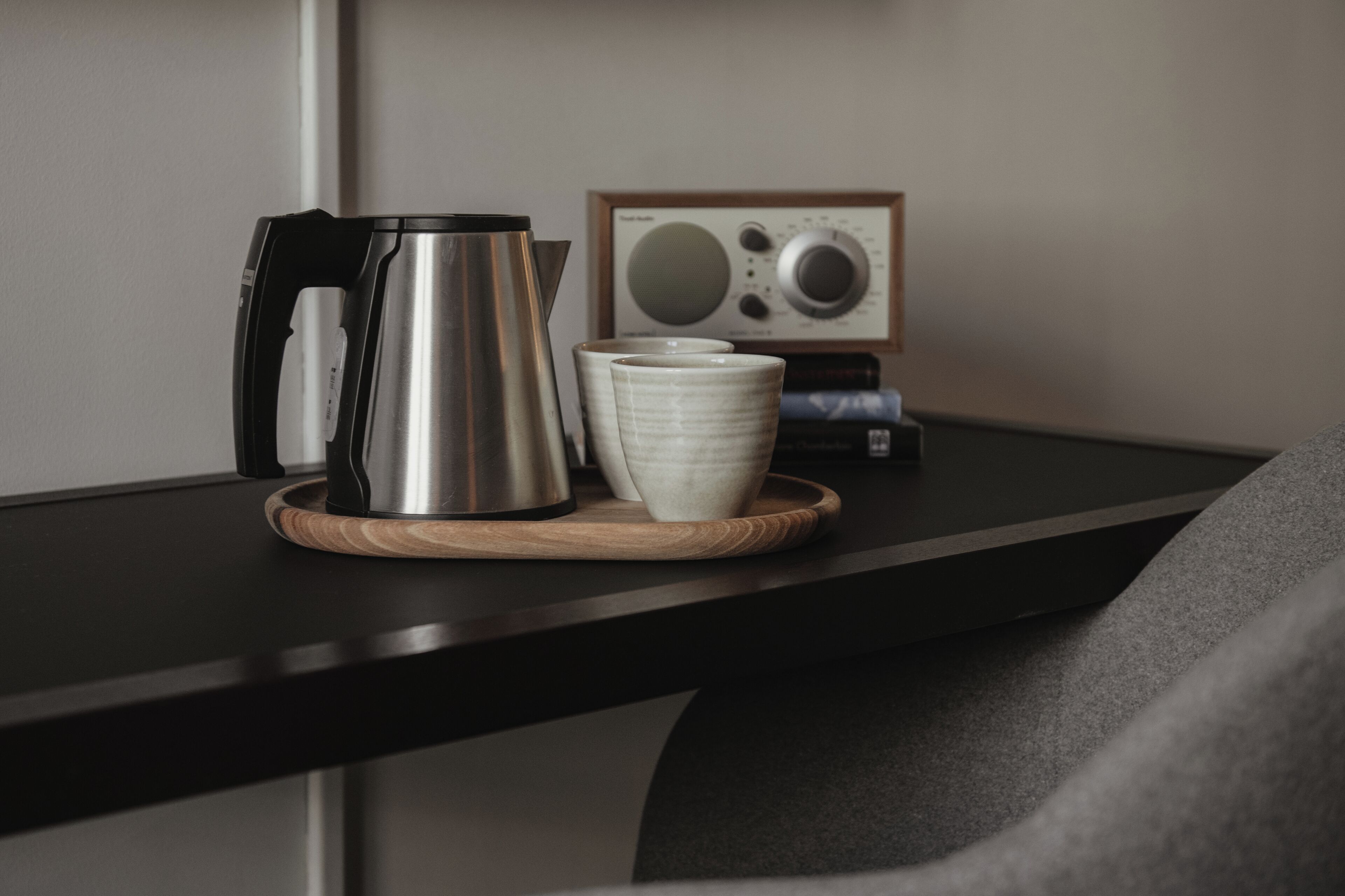 Una encimera de cocina con una cafetera, una taza y un radio.