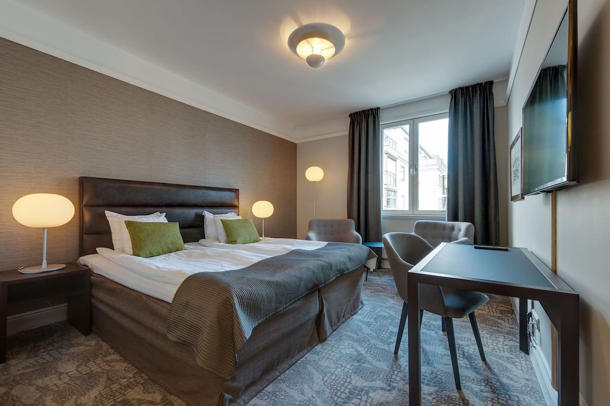 standard room, 2 single beds | desk, iron/ironing board, cots/infant beds, wifi