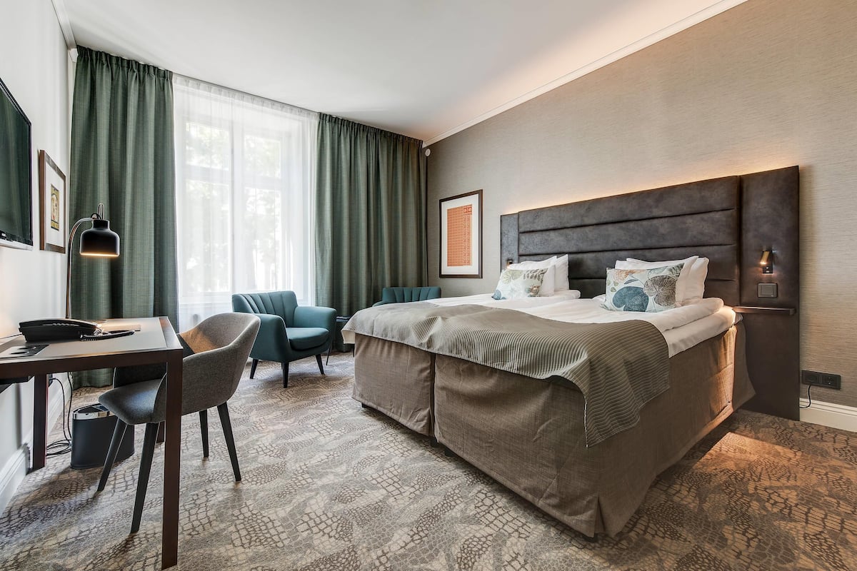 Phòng 2 giường đơn Superior, không hút thuốc | Bàn, màn/rèm cản sáng, bàn ủi/dụng cụ ủi quần áo