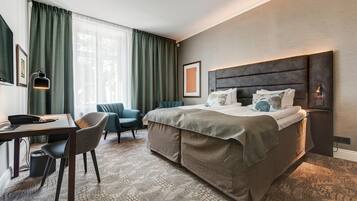 Habitación superior con 2 camas individuales, para no fumadores | Escritorio, cortinas blackout, tabla de planchar con plancha y cunas