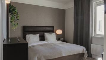 Kamar Double Standar, Bebas Asap Rokok | Meja kerja, tirai kedap cahaya, dan setrika/meja setrika