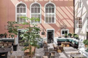 Se sirven desayunos y cenas, cocina europea moderna