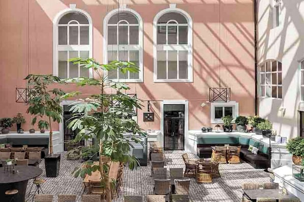 Breakfast and dinner served, Modern European cuisine