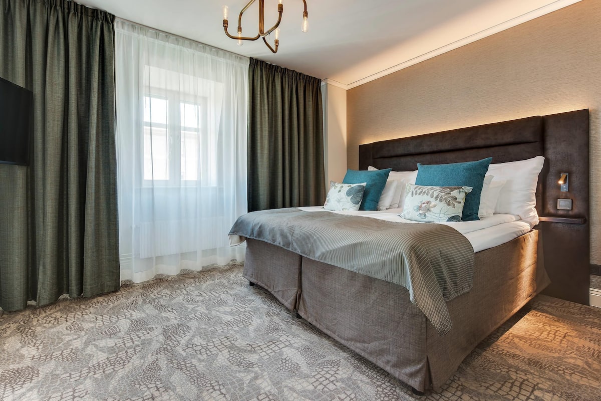 Phòng Suite, 1 giường đôi, không hút thuốc | Bàn, màn/rèm cản sáng, bàn ủi/dụng cụ ủi quần áo